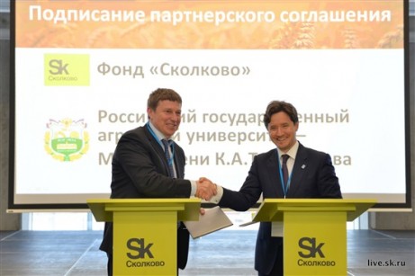 Комментарий. «СКОЛКОВО» подставляет крыло АПК