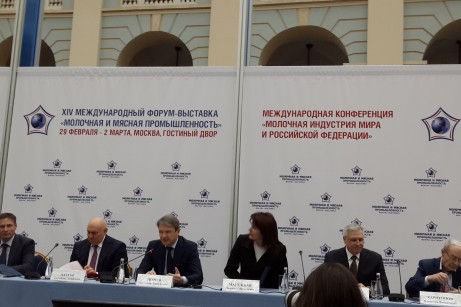 Комментарий. Александр Ткачев: навалиться хором с крестьянским задором и решить проблемы молочной отрасли.