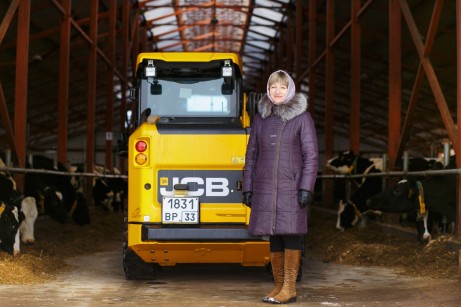 Погрузчики JCB помогают сельхозкооперативу «Дмитриевы Горы» увеличивать продуктивность дойного стада.