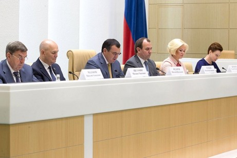 Комментарий. Поддержать тех, у кого «земля под ногтями».