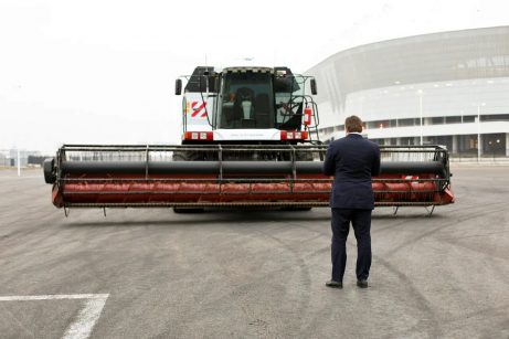 Ростсельмаш представил главе Росагролизинга умный высокоавтоматизированный зерноуборочный комбайн